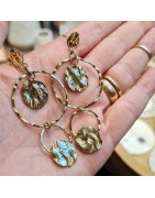 Boucles à Puces avec Trois Pièces Rondes et Deux Anneaux Ondulés en Acier Doré IKITA