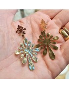 Boucles d'Oreilles à Puces avec Deux Pièces Graphiques en Acier Dore Ikita