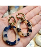 Boucles d'oreilles dorées pendantes ovale en résine léopard