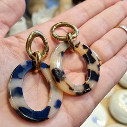 Boucles d'oreilles dorées pendantes ovale en résine léopard