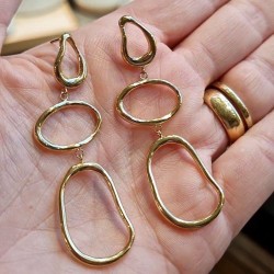 Boucles d’oreilles pendantes dorées trois maillons ajourés irréguliers reliés en cascade
