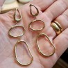 Boucles d’oreilles pendantes dorées trois maillons ajourés irréguliers reliés en cascade