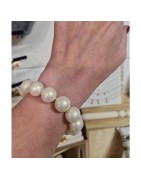 Bracelet en Grosses Perles Blanches sur Acier Doré IKITA