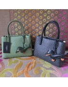 Sac Trapèze Effet Tissus Noir ou Vert avec Pendentif Teckel TOM & EVA
