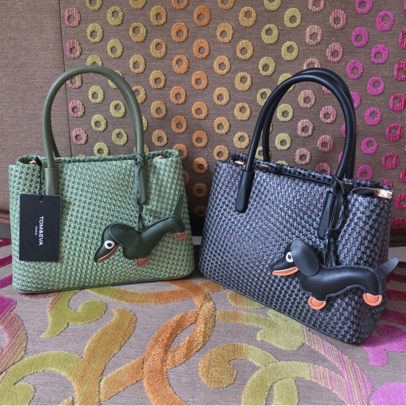 Sac Trapèze Effet Tissus Noir ou Vert avec Pendentif Teckel TOM & EVA