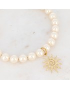 Collier à Grosses Perles Blanches Nacrées en Résine et Pendentif Soleil IKITA