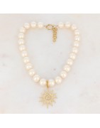 Collier à Grosses Perles Blanches Nacrées en Résine et Pendentif Soleil IKITA