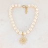 Collier à Grosses Perles Blanches Nacrées en Résine et Pendentif Soleil IKITA