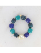 Bracelet Elastiqué avec des Perles en Résine de Couleur Cubiques et une Perle en Acier Doré IKITA