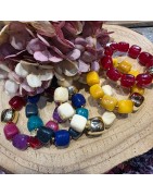 Bracelet Elastiqué avec des Perles en Résine de Couleur Cubiques et une Perle en Acier Doré IKITA