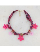 Collier Fleur en Résine sur Tour de Cou Ruban Textile IKITA