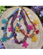Collier Fleur en Résine sur Tour de Cou Ruban Textile IKITA