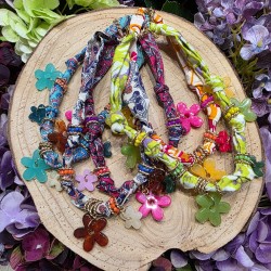 Collier Fleur en Résine sur Tour de Cou Ruban Textile IKITA