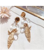 Boucles d'Oreilles  Pendantes Breloques Plume en Acier Doré MILË MILA