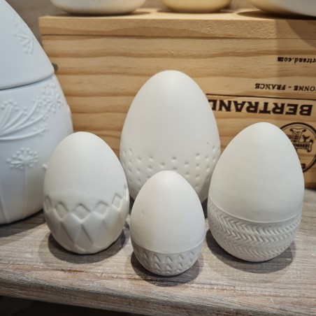 Ensemble de Quatre Oeufs de Pâques en Porcelaine Blanche Décorée RÄDER DESIGN