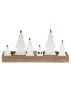 Décoration de Noël sapins et maison en porcelaine blanche sur un socle en bois. Un magnifique photophore.