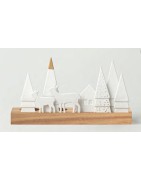 Décoration de Noël sapins, biche et maison en porcelaine blanche sur un socle en bois. Un magnifique photophore.