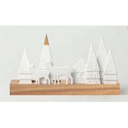 Décoration de Noël sapins, biche et maison en porcelaine blanche sur un socle en bois. Un magnifique photophore.