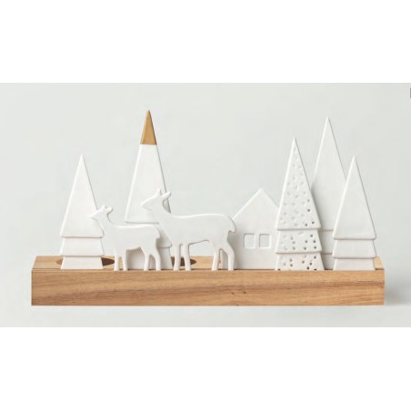 Décoration de Noël sapins, biche et maison en porcelaine blanche sur un socle en bois. Un magnifique photophore.