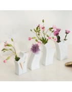 Ensemble de Quatre Mini Vases de forme Originale Les Petits Bonheurs Raeder Design en Porcelaine Blanche