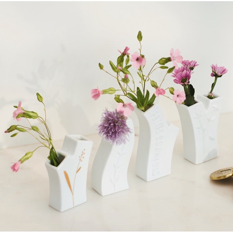 Ensemble de Quatre Mini Vases de forme Originale Les Petits Bonheurs Raeder Design en Porcelaine Blanche