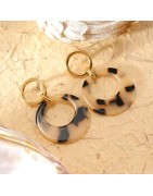 Boucles d'oreilles dorées pendantes cercle résine léopard