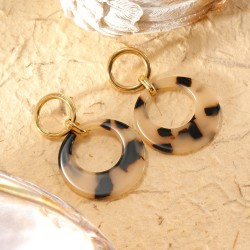 Boucles d'oreilles dorées pendantes cercle résine léopard
