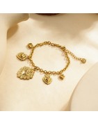 Bracelet chaîne dorée à charms cœurs bombés et ex-voto ciselés