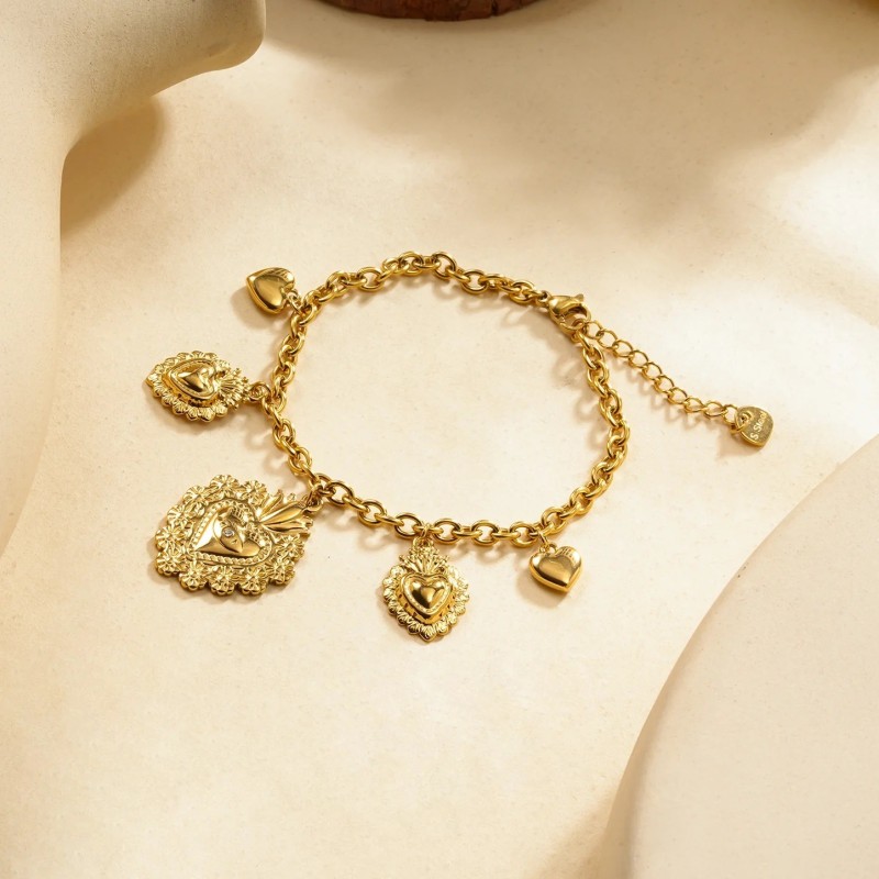 Bracelet chaîne dorée à charms cœurs bombés et ex-voto ciselés