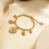 Bracelet chaîne dorée à charms cœurs bombés et ex-voto ciselés