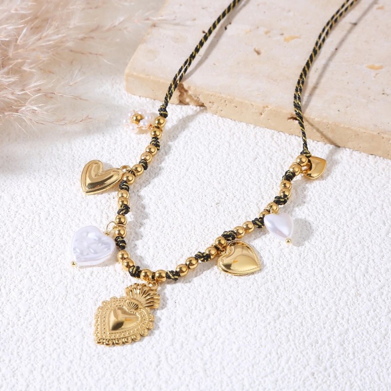 Bracelet chaîne dorée à charms cœurs bombés et ex-voto ciselés