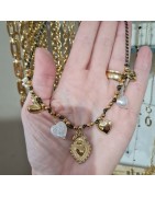 Bracelet chaîne dorée à charms cœurs bombés et ex-voto ciselés