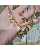 Collier chaîne dorée à pampilles cœurs ex-voto, perles irrégulières et breloques fleuries émaillées
