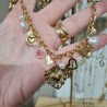 Collier chaîne dorée à pampilles cœurs ex-voto, perles irrégulières et breloques fleuries émaillées