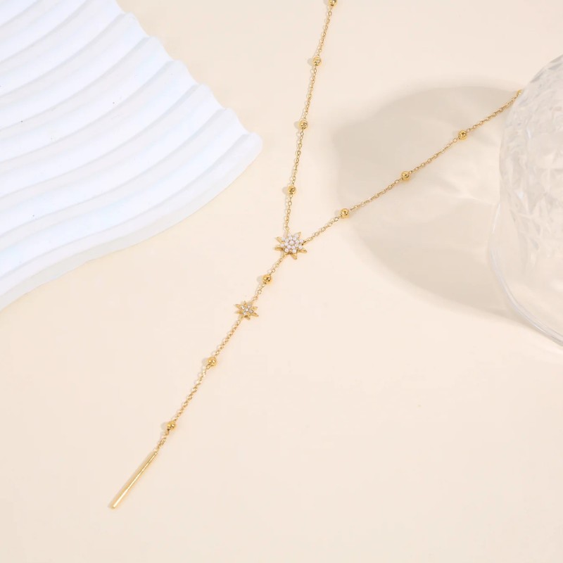 Collier en Y doré chaîne fine ornée de perles lisses pendentifs étoiles perlées et barre verticale lisse