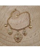 Bracelet chaîne dorée à charms cœurs bombés et ex-voto ciselés