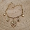Bracelet chaîne dorée à charms cœurs bombés et ex-voto ciselés