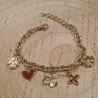 Bracelet à Breloques Trèfles et Coeurs et Email Rouge sur Chaîne en Acier Doré BOHM