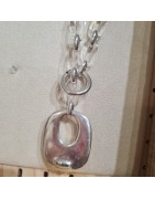 Collier Argenté Forme Y Vere Gala en Résine Transparente et Pendentif en Métal Argenté ATELIER BLOW BIJOUX