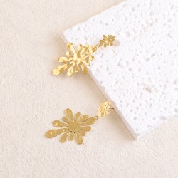 Boucles d'Oreilles à Puces avec Deux Pièces Graphiques en Acier Dore Ikita