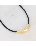 Collier sur Cordon Noir avec Pièce Courbe en Acier Doré  IKITA