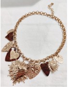 Collier avec Gros Pendentifs Coeur et Ex-Votos en Acier Doré et Résine Milë Mila