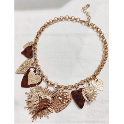 Collier avec Gros Pendentifs Coeur et Ex-Votos en Acier Doré et Résine Milë Mila