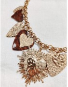 Collier avec Gros Pendentifs Coeur et Ex-Votos en Acier Doré et Résine Milë Mila