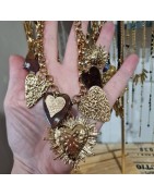 Collier avec Gros Pendentifs Coeur et Ex-Votos en Acier Doré et Résine Milë Mila