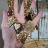 Collier avec Gros Pendentifs Coeur et Ex-Votos en Acier Doré et Résine Milë Mila